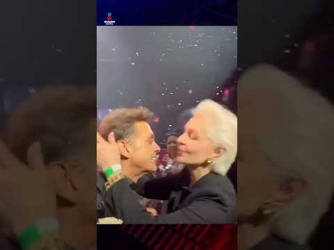 Luis Miguel detiene su concierto para saludar a Carolina Herrera