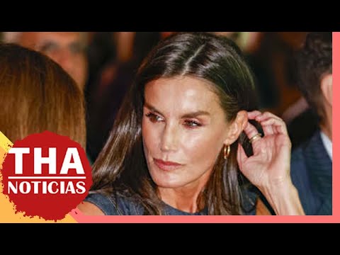 La reina Letizia apuesta por los contrastes en los Premios Retina Eco: un original vestido denim y..