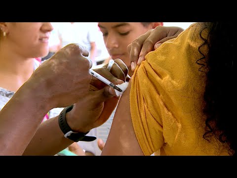 Largas filas en jornada de vacunación en Rufina Alfaro