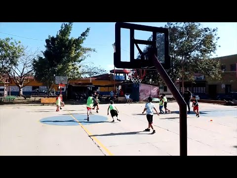 Entregan equipos deportivo para fomentar la práctica del basquetbol en los niños