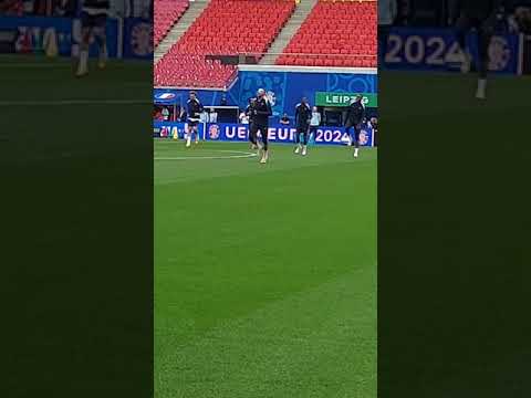 ¡MBAPPÉ ENTRENA CON MÁSCARA! Con los colores de Francia, las estrellas y el gallo