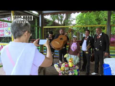 Hija sorprende a su mamá con serenata en parada de buses en Managua - Nicaragua