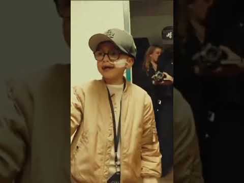 Peso Pluma cumple  el sueño de su fan más joven