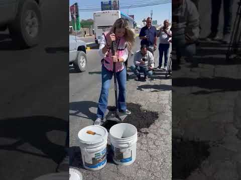 Daniela Álvarez tapa bache en la avenida Tecnológico, Ciudad Juárez.