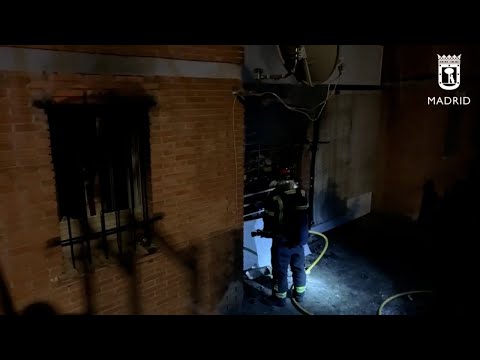 Al menos ocho intoxicados en un incendio en una vivienda en Carabanchel (Madrid)