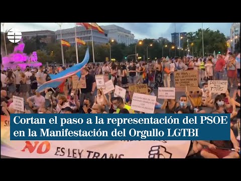 Una sentada corta el paso a la representación del PSOE en la Manifestación del Orgullo LGTBI 2021