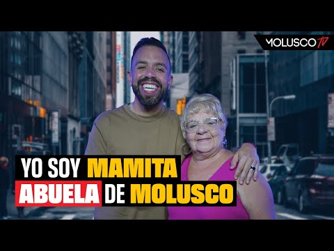 Mamita, abuela de Molusco, tira al piso la historia de su familia