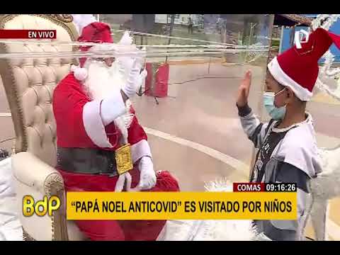 Papá Noel anti Covid alegra a niños desde una urna transparente en Comas