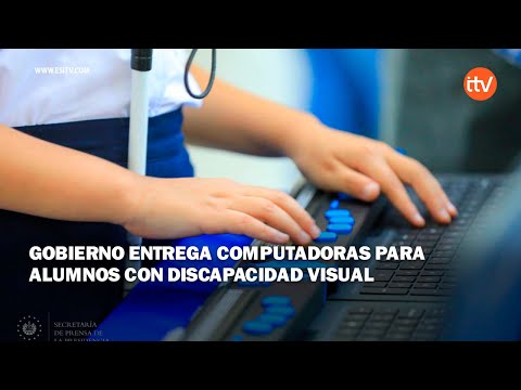 Gobierno entrega computadoras para niños con discapacidad visual