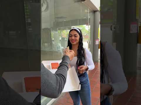 Regalamos un IPhone 17 pro Max así de fácil. 😱 #iphone17 #CajaMisteriosa #iPhone17Pro parte11