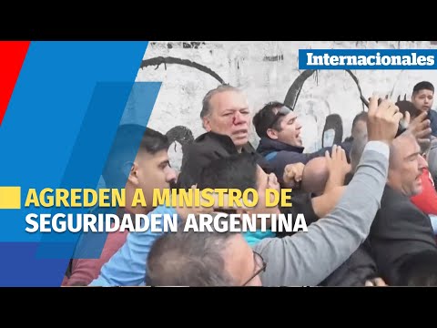 Agreden a ministro de Seguridad en protesta de conductores de autobús en Argentina