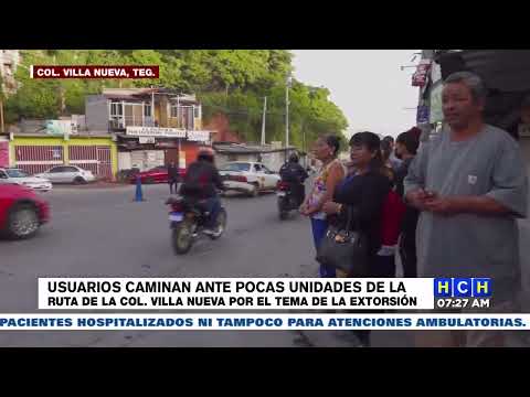 Usuarios caminan ante poca unidades de transporte en Col. Villa Nueva
