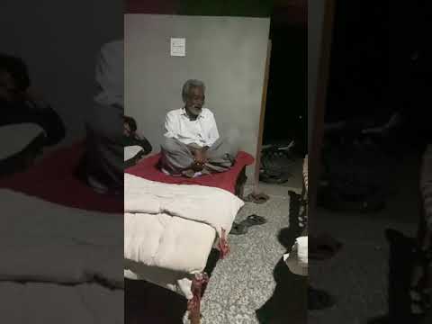 अर्जुन जी राव बात सुनते हुए