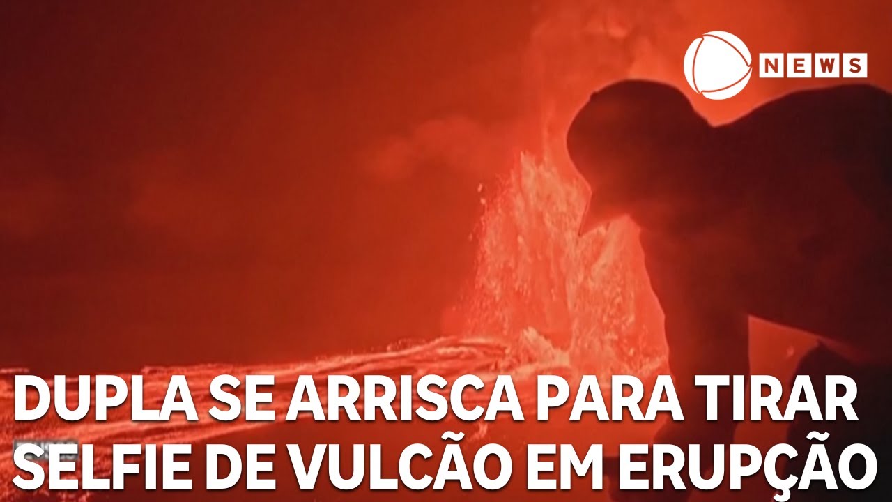 Dupla se arrisca para tirar selfie de vulcão em erupção