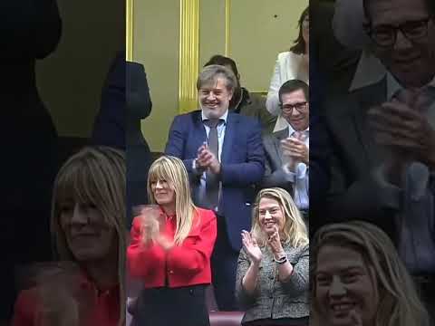 Begoña Gómez, mujer de Sánchez, aplaude emocionada desde la tribuna de invitados del Congreso