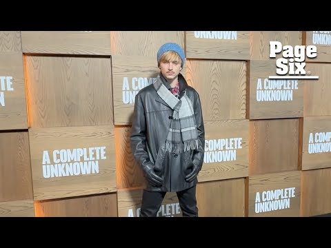 Timothée Chalamet re-creates iconic Bob Dylan look w/ blond hair at ‘A Complete Unknown’ premiere