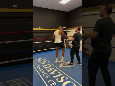 🤏 anthony joshua back in gym & this close to taking ben davison out 😲