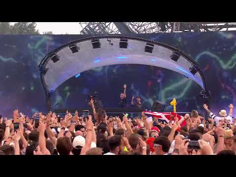 Nicky Romero sending love to the People of Tomorrow at the MainStage.