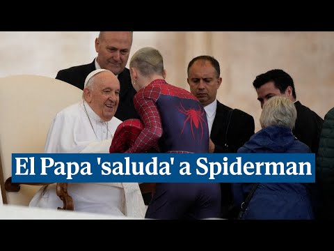 El Papa 'saluda' a Spiderman en el Vaticano