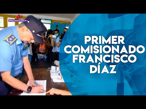 Primer Comisionado Francisco Di?az asiste a su centro de votacio?n para ejercer su derecho al voto
