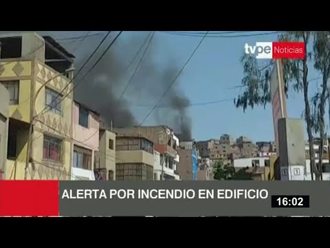 El Agustino: bomberos controlan incendio registrado en avenida Riva Aguero