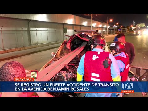 Un vehículo destrozado dejó como saldo un aparatoso accidente de tránsito en el norte de Guayaquil
