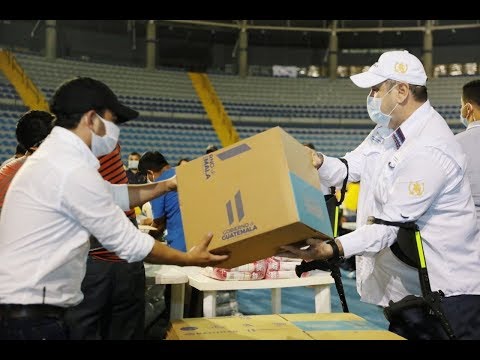 Preparan cajas con alimentos para afectados por COVID-19