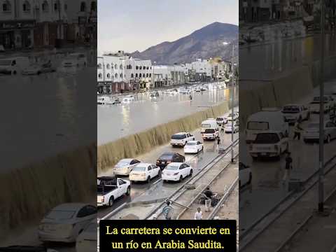 La carretera se convierte en un río en Arabia Saudita  #shorts #viral #tendencias #ytshorts