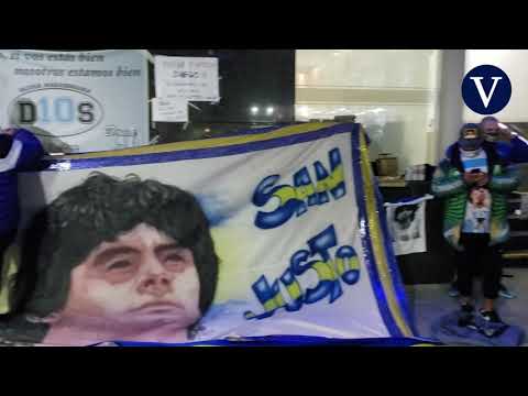 Los hinchas animan a Maradona a las puertas del hospital donde ha sido operado