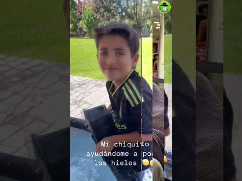 Marcelo Así Ayuda A Su Mamá Michelle Renaud A Echarle Hielos A Su Tina