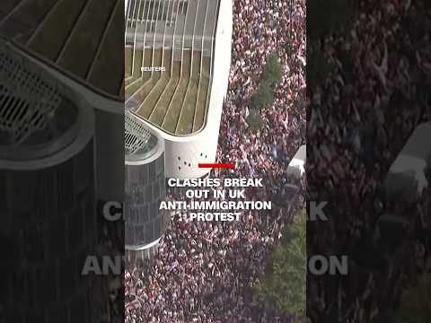 Clashes break out in UK anti-immigration protest