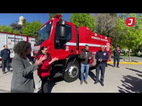 Bomberos Voluntarios de Trelew presentaron las dos autobombas que adquirieron