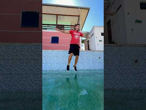 Pulei na PISCINA TÓXICA pra salvar o… Deu RUIM? 😱 #shorts