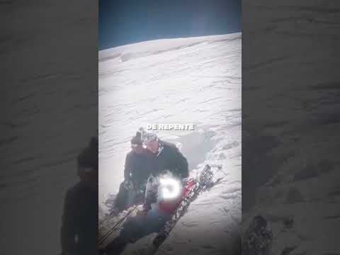 Ele caiu dentro de um buraco de neve gigante 😳