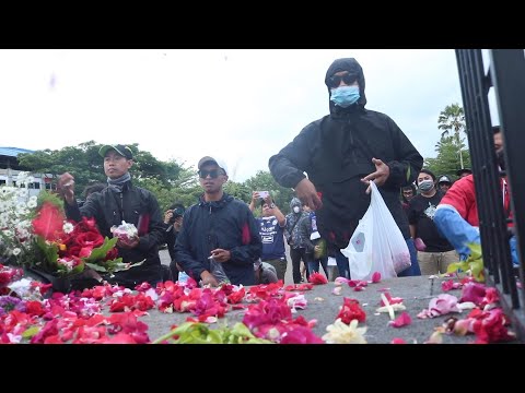 Indonesia's football fans throw petals in tribute to victims of deadly riot | AFP