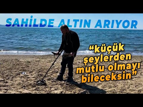 Ekmeğini Kumların Arasından Çıkarıyor