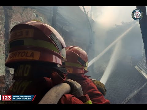 Incendio se produjo en una fábrica en avenida Bolívar