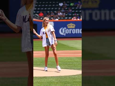 Viral internet star Haliey Welch threw out the first pitch at the Mets game today! ⚾️