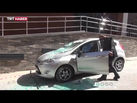 Arabanın üstüne pencere düştü