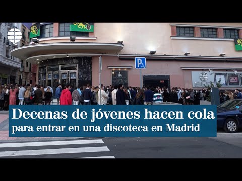 Decenas de jóvenes se agolpan en la puerta de la discoteca Barceló sin respetar la distancia social