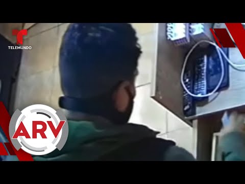 Captan a policía tomando dinero durante un operativo en peluquería | Al Rojo Vivo | Telemundo