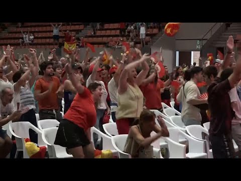 Fans watch Spain-England World Cup final in Barcelona