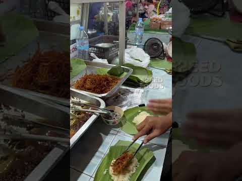 ข้าวเหนียวหมูทอดห่อใบตอง12บาทถ