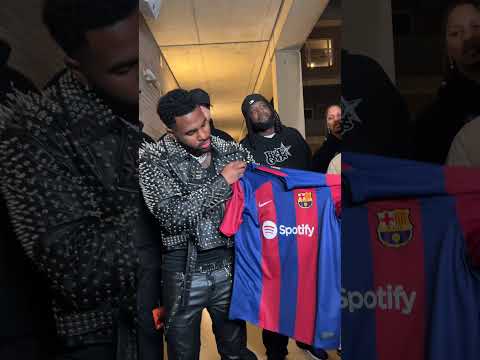 Welcome to the team, Jason! 😏  #fcbarcelona#jasonderulo #barça