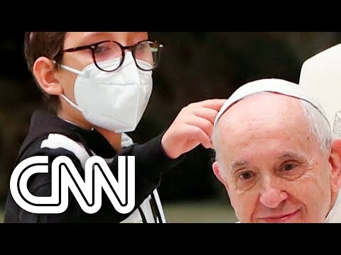 Menino brinca com Papa Fracisco e ganha seu solidéu #Shorts