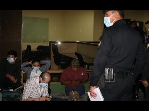 Policía detuvo a 25 guatemaltecos que reunieron en un edificio de la zona 10