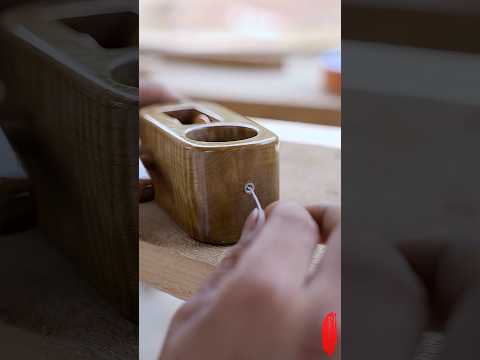 The ink marker made of golden nanmu has very beautiful grain patterns.