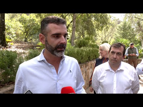 Fernández-Pacheco visita el Laboratorio encargado de preservar la flora andaluza amenazada