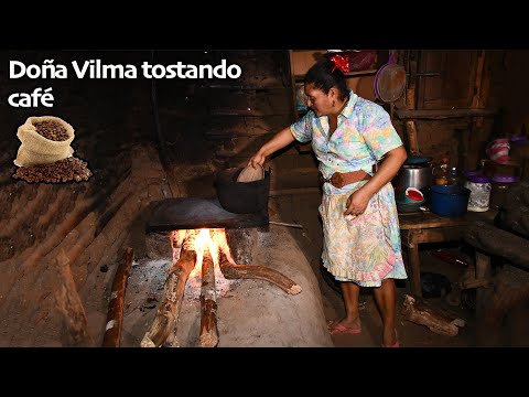 Doña Vilma tostando café para luego molerlo y disfrutarlo – Ediciones Mendoza
