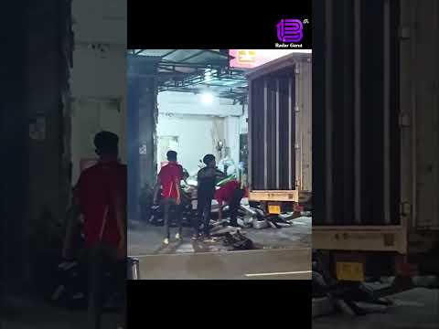 Petugas ekspedisi terekam melempar paket ke dalam truk di kawasan Rawasari, Salemba, Jakarta.